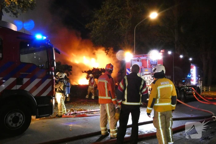 Grote uitslaande brand in woonboerderij met rieten kap