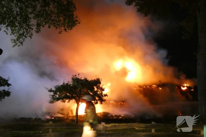 Grote uitslaande brand in woonboerderij met rieten kap