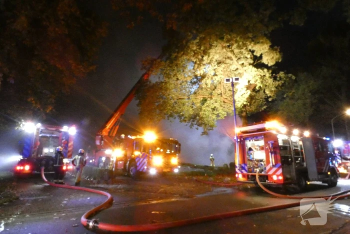 Grote uitslaande brand in woonboerderij met rieten kap