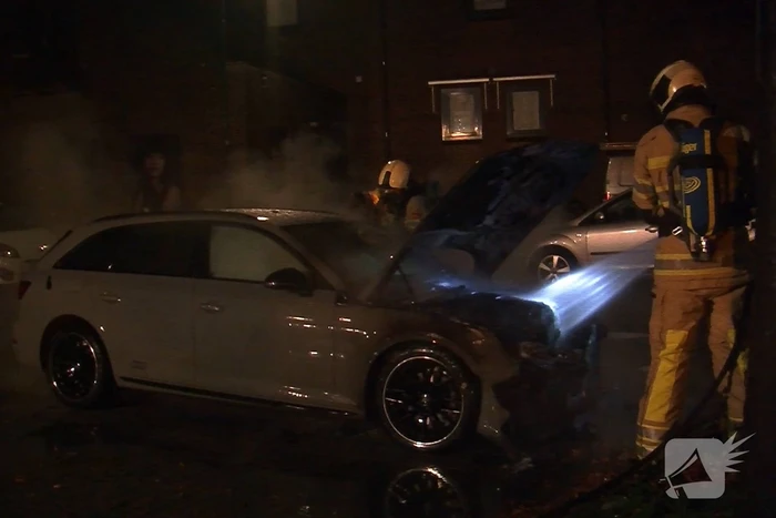 Audi verwoest door brand: buurtbewoner doet bluspoging