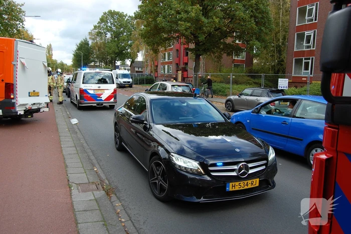 Bestelbus Postnl belandt met hoge snelheid tegen boom