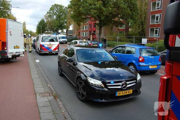 Bestelbus Postnl belandt met hoge snelheid tegen boom