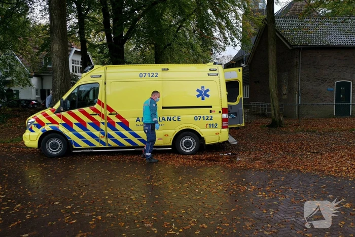 Fietser door bladeren op de weg onderuit gegaan