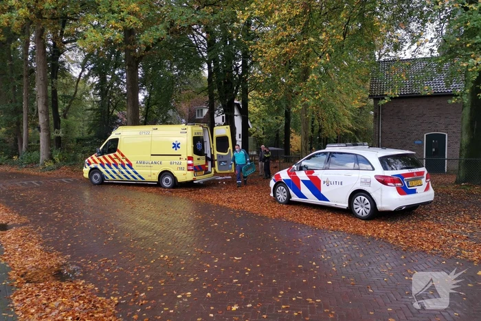 Fietser door bladeren op de weg onderuit gegaan