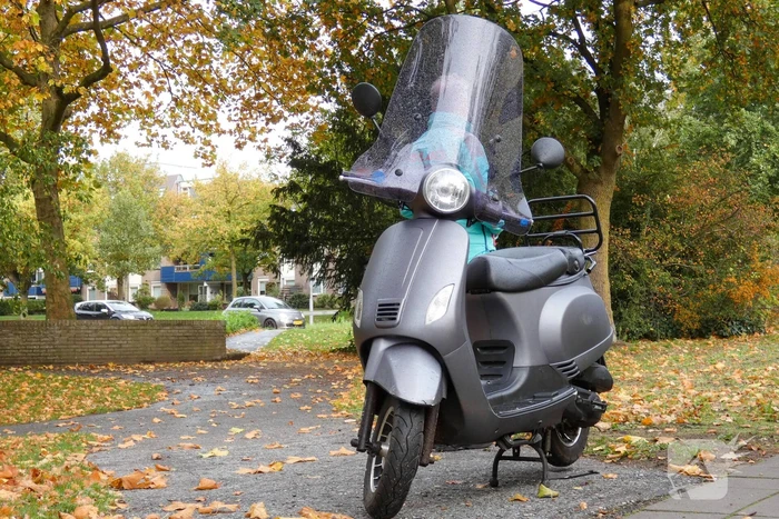 Scooterrijder aangereden op rotonde