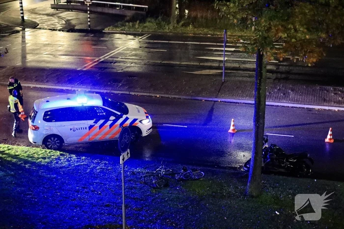 Twee gewonden bij aanrijding tussen motor en fiets