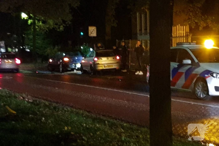 Twee auto's lopen schade op na botsing