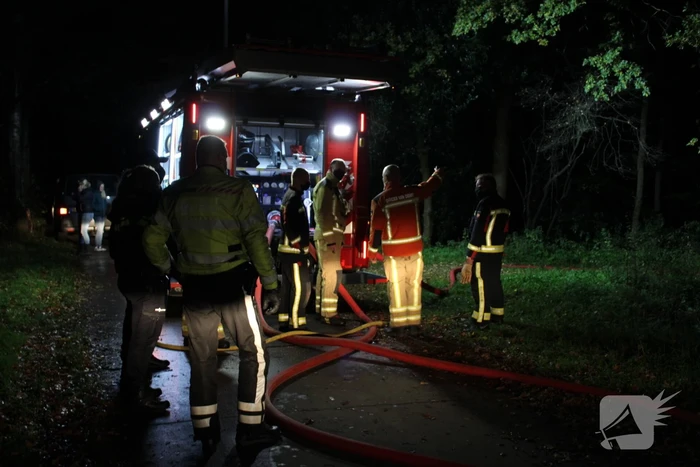 Brand in schuur in bos