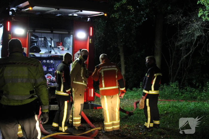 Brand in schuur in bos