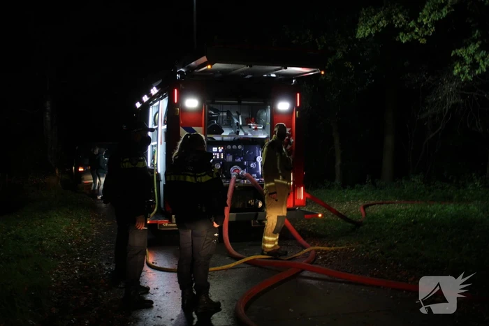 Brand in schuur in bos