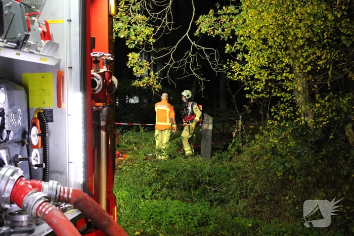 Brand in schuur in bos