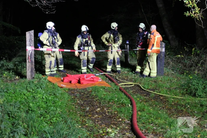 Brand in schuur in bos