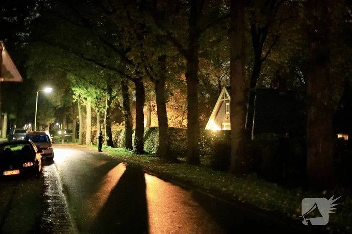 Man met verward gedrag op dak van woning