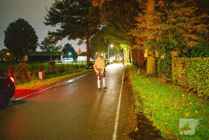 Man met verward gedrag op dak van woning