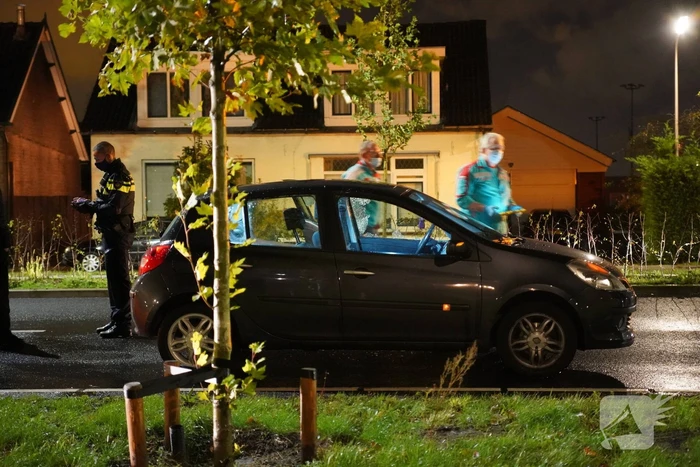 Ruiten van auto ingeslagen nadat bestuurder niet reageert