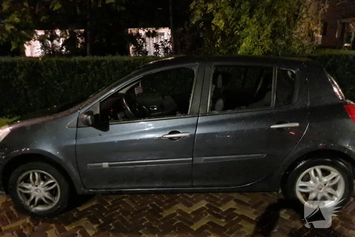 Ruiten van auto ingeslagen nadat bestuurder niet reageert