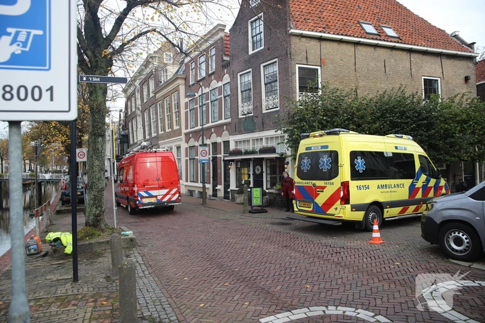 Bouwvakker valt van boot het water in