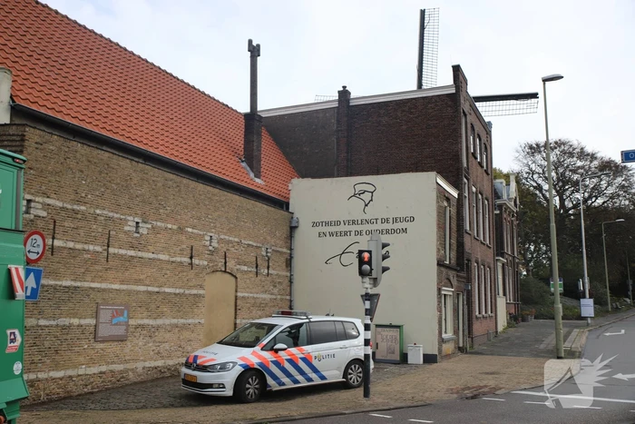 Bouwvakker valt van boot het water in
