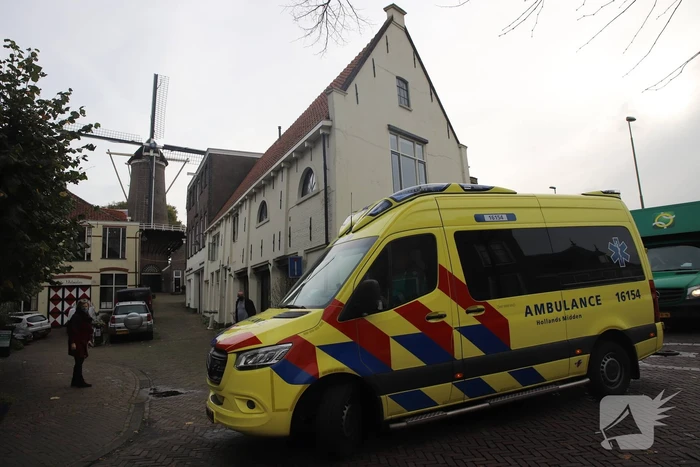 Bouwvakker valt van boot het water in