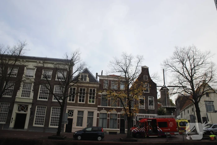 Bouwvakker valt van boot het water in