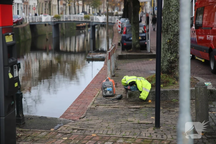 Bouwvakker valt van boot het water in