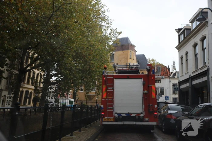Bouwvakker valt van boot het water in