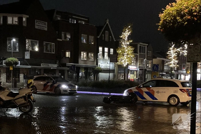 Scooterrijder gewond na botsing met politieauto in winkelgebied