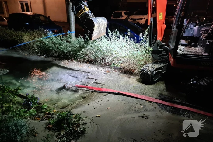 Straat onderwater door gesprongen hoofdwaterleiding