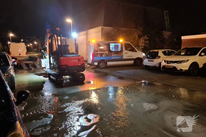 Straat onderwater door gesprongen hoofdwaterleiding