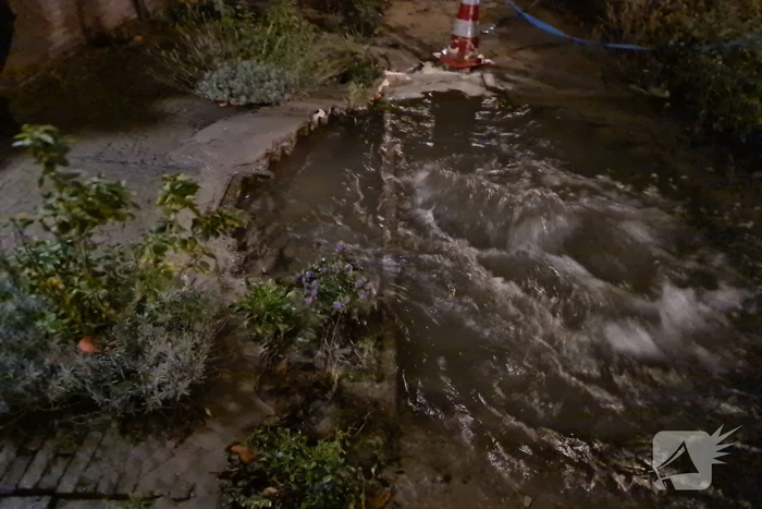 Straat onderwater door gesprongen hoofdwaterleiding