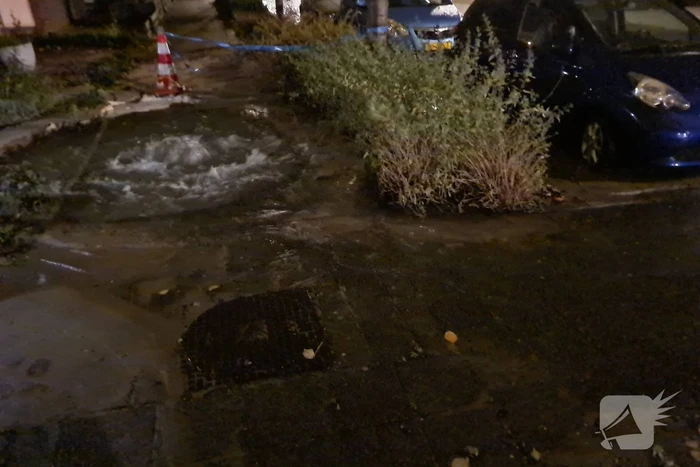 Straat onderwater door gesprongen hoofdwaterleiding