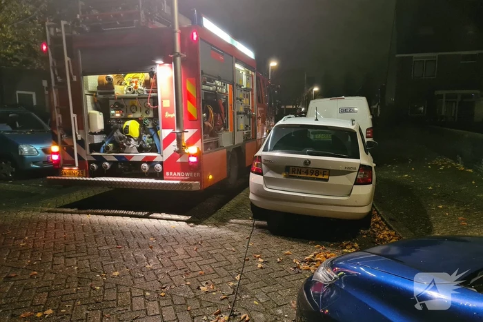 Straat onderwater door gesprongen hoofdwaterleiding