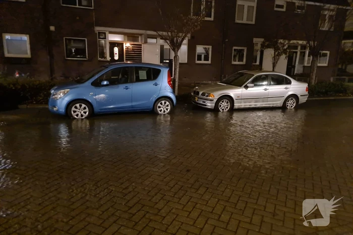 Straat onderwater door gesprongen hoofdwaterleiding