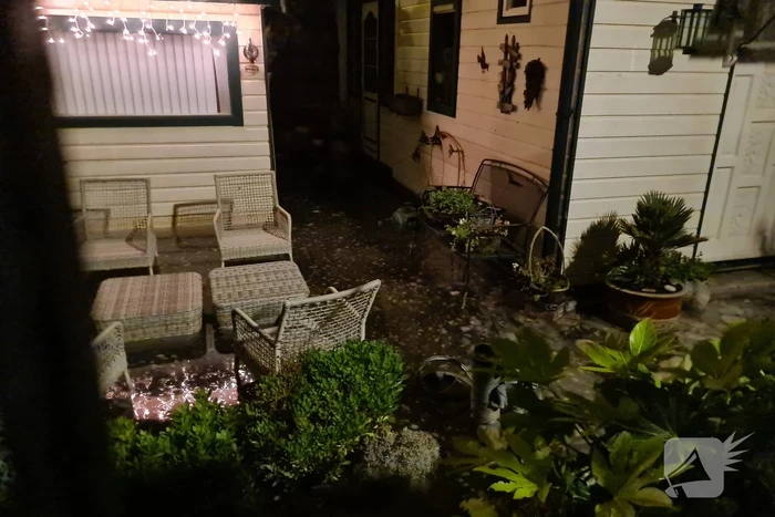 Straat onderwater door gesprongen hoofdwaterleiding