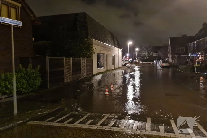 Straat onderwater door gesprongen hoofdwaterleiding