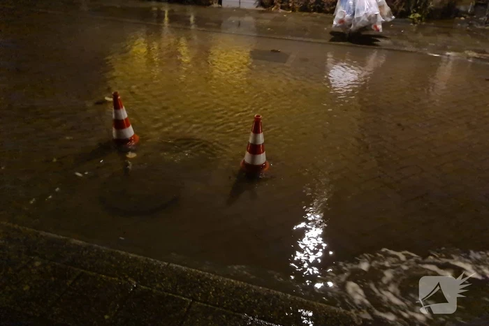 Straat onderwater door gesprongen hoofdwaterleiding