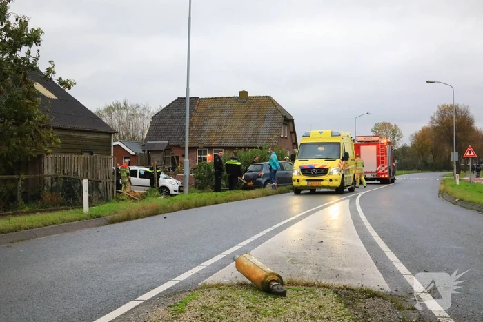 Stuk hout schiet door voorruit auto bij eenzijdig ongeval