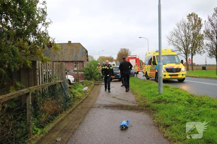 Stuk hout schiet door voorruit auto bij eenzijdig ongeval