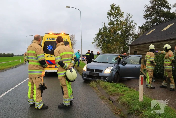 Stuk hout schiet door voorruit auto bij eenzijdig ongeval