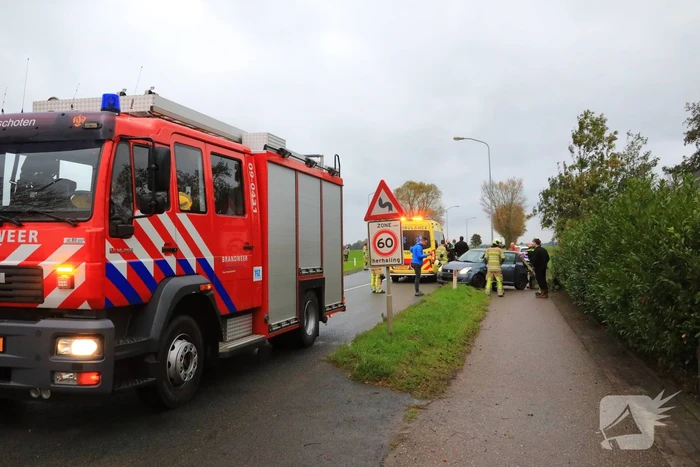 Stuk hout schiet door voorruit auto bij eenzijdig ongeval