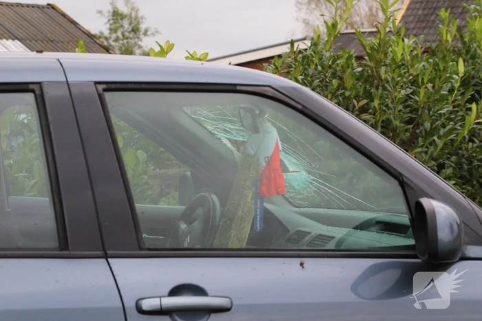 Stuk hout schiet door voorruit auto bij eenzijdig ongeval