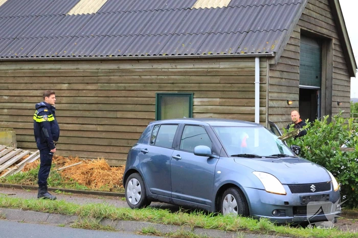 Stuk hout schiet door voorruit auto bij eenzijdig ongeval