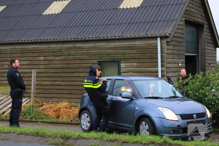 Stuk hout schiet door voorruit auto bij eenzijdig ongeval