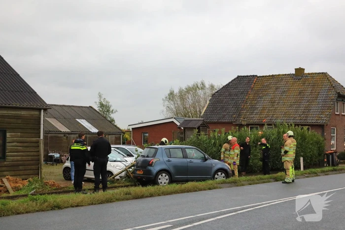 Stuk hout schiet door voorruit auto bij eenzijdig ongeval