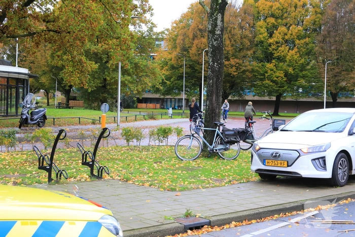 Man op fiets aangereden op rotonde