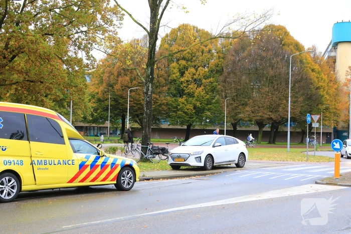 Man op fiets aangereden op rotonde