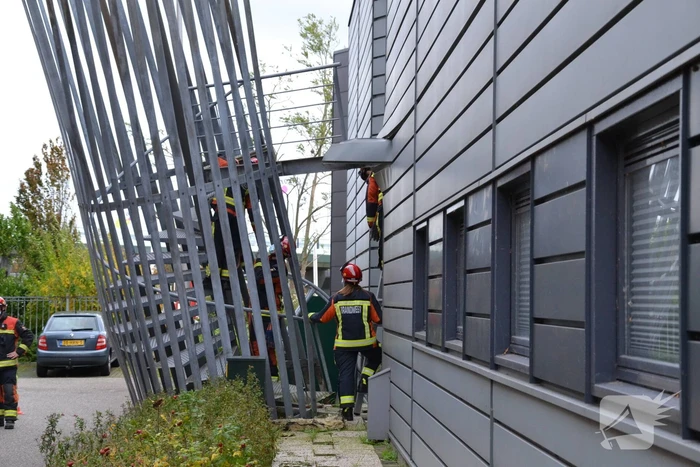 Brandtrap staat op omvallen