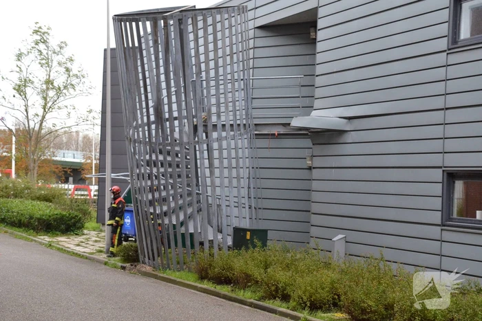 Brandtrap staat op omvallen