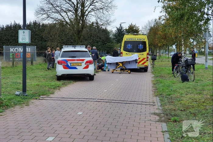 Twee fietsers botsen op fietspad tegenover ziekenhuis