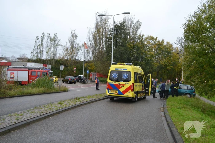 Twee personenauto's botsen voor brandweerkazerne